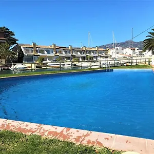 En Con Vistas Al Canal Y Piscina Rosas